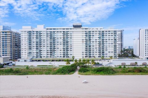 Condo in Miami Beach, Florida, 3 bedrooms  № 1978773 - photo 11