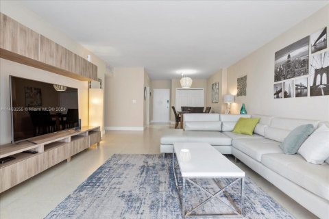 Condo in Miami Beach, Florida, 3 bedrooms  № 1978773 - photo 16