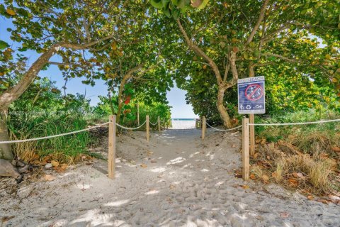 Condo in Miami Beach, Florida, 3 bedrooms  № 1978773 - photo 2