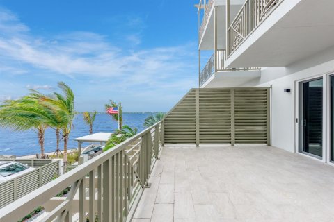 Condo in Stuart, Florida, 1 bedroom № 2266049 - photo 2