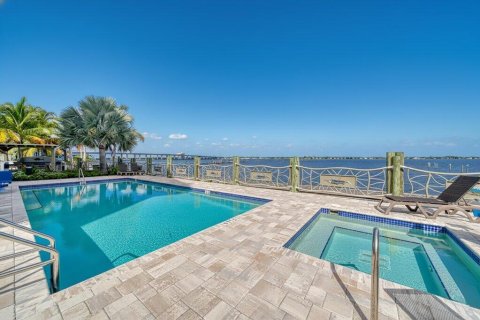 Condo in Stuart, Florida, 1 bedroom № 2266049 - photo 29