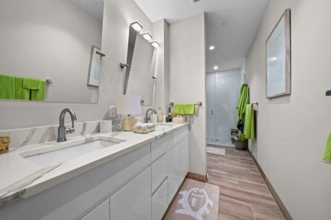 Condo in Stuart, Florida, 1 bedroom № 2266049 - photo 19