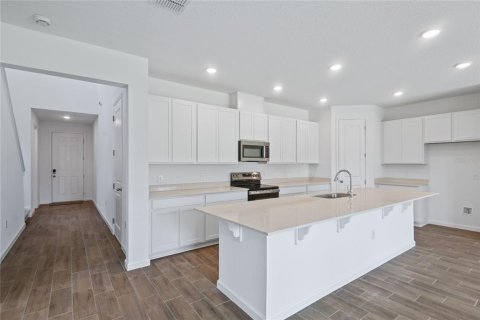 House in Dundee, Florida 4 bedrooms, 224.27 sq.m. № 1663088 - photo 3