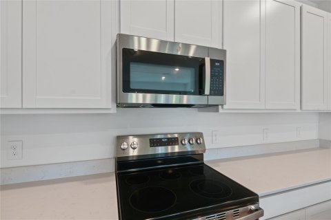 House in Dundee, Florida 4 bedrooms, 224.27 sq.m. № 1663088 - photo 4