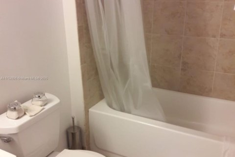 Купить кондоминиум в Майами, Флорида 2 спальни, 78.97м2, № 1860088 - фото 10