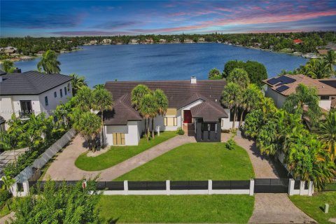 House in Miami, Florida 6 bedrooms, 533.35 sq.m. № 1830201 - photo 1