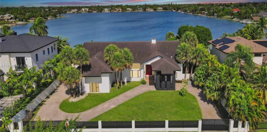 House in Miami, Florida 6 bedrooms, 533.35 sq.m. № 1830201