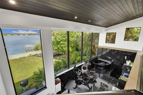 House in Miami, Florida 6 bedrooms, 533.35 sq.m. № 1830201 - photo 29