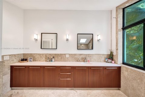 House in Miami, Florida 6 bedrooms, 533.35 sq.m. № 1830201 - photo 28