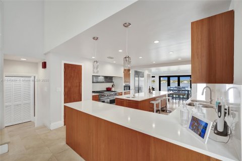 House in Miami, Florida 6 bedrooms, 533.35 sq.m. № 1830201 - photo 13