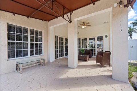 Casa en venta en Miami, Florida, 5 dormitorios, 313.92 m2 № 1869934 - foto 16