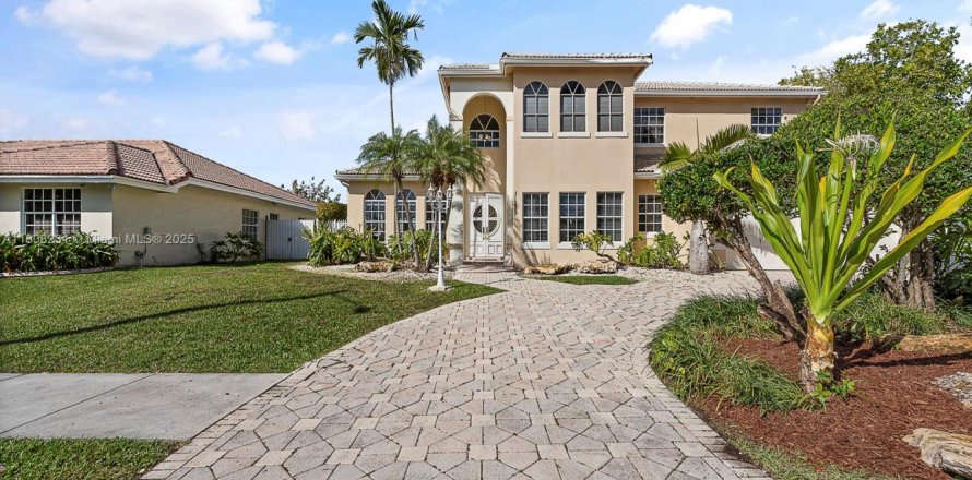 Casa en Miami, Florida 5 dormitorios, 313.92 m2 № 1869934