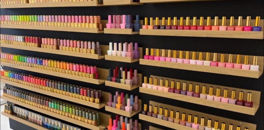 Propiedad comercial en Sweetwater, Florida № 2028891