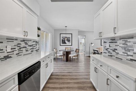 Купить виллу или дом в Тамарак, Флорида 2 спальни, 101.26м2, № 2043609 - фото 12