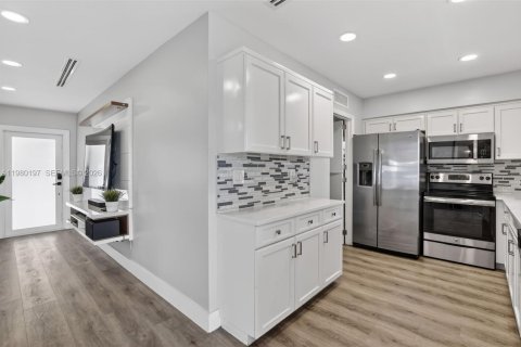 Купить виллу или дом в Тамарак, Флорида 2 спальни, 101.26м2, № 2043609 - фото 14