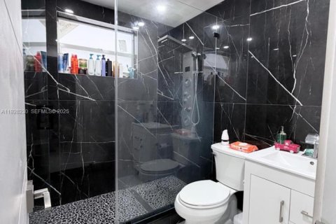 Casa en venta en Hialeah, Florida, 4 dormitorios, 124.21 m2 № 1987153 - foto 7