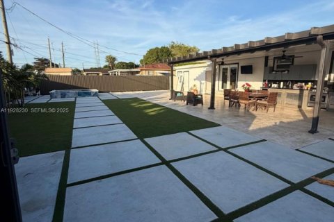 Casa en venta en Hialeah, Florida, 4 dormitorios, 124.21 m2 № 1987153 - foto 19