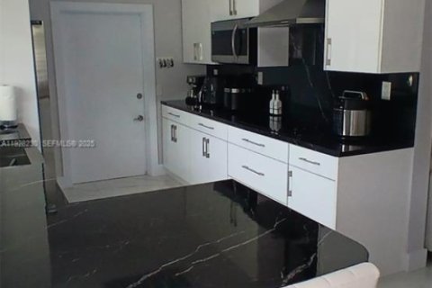 Casa en venta en Hialeah, Florida, 4 dormitorios, 124.21 m2 № 1987153 - foto 3