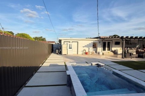 Casa en venta en Hialeah, Florida, 4 dormitorios, 124.21 m2 № 1987153 - foto 17