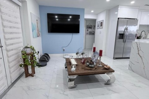Casa en venta en Hialeah, Florida, 4 dormitorios, 124.21 m2 № 1987153 - foto 2