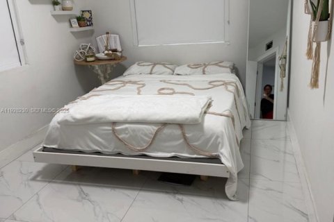 Casa en venta en Hialeah, Florida, 4 dormitorios, 124.21 m2 № 1987153 - foto 11