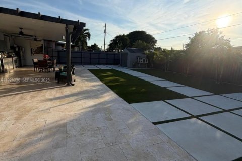 Casa en venta en Hialeah, Florida, 4 dormitorios, 124.21 m2 № 1987153 - foto 12