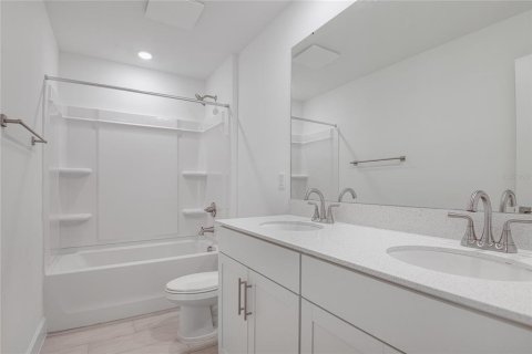 House in Mount Dora, Florida 5 bedrooms, 281.49 sq.m. № 1898937 - photo 17