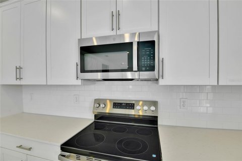 House in Mount Dora, Florida 5 bedrooms, 281.49 sq.m. № 1898937 - photo 4