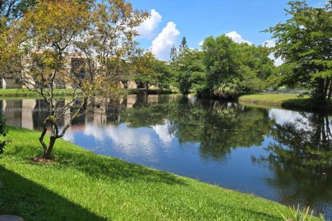 Condo in Weston, Florida, 2 bedrooms  № 1854957 - photo 1