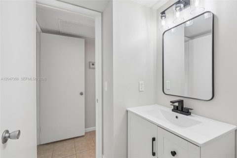 Condo in Pembroke Pines, Florida, 1 bedroom № 2186169 - photo 27