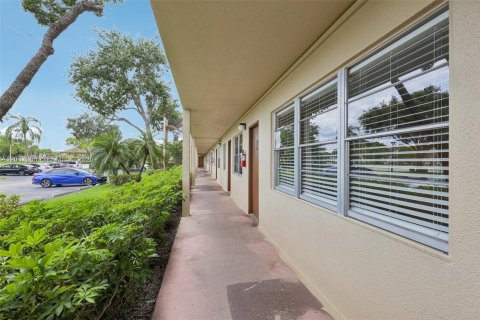 Condo in Pembroke Pines, Florida, 1 bedroom № 2186169 - photo 3