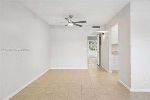 Condo in Pembroke Pines, Florida, 1 bedroom № 2186169 - photo 17