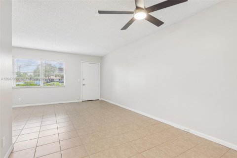 Condo in Pembroke Pines, Florida, 1 bedroom № 2186169 - photo 6
