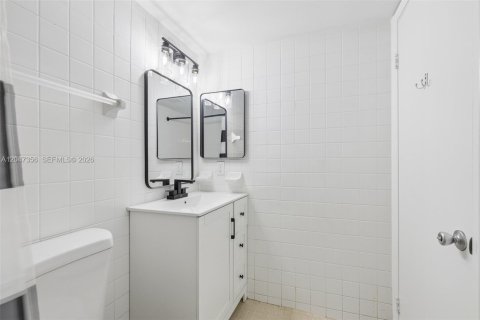 Condo in Pembroke Pines, Florida, 1 bedroom № 2186169 - photo 25