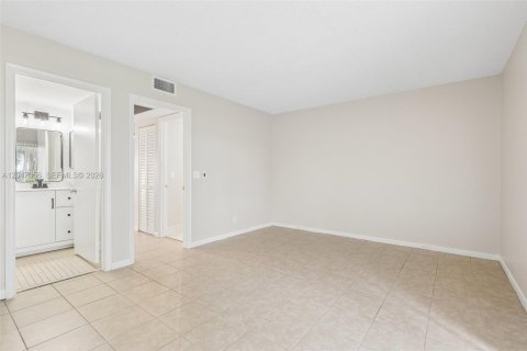 Condo in Pembroke Pines, Florida, 1 bedroom № 2186169 - photo 20
