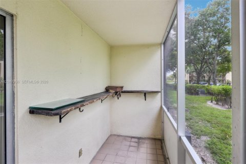 Condo in Pembroke Pines, Florida, 1 bedroom № 2186169 - photo 29