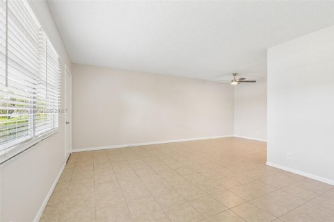 Condo in Pembroke Pines, Florida, 1 bedroom № 2186169 - photo 9