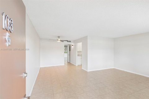 Condo in Pembroke Pines, Florida, 1 bedroom № 2186169 - photo 5