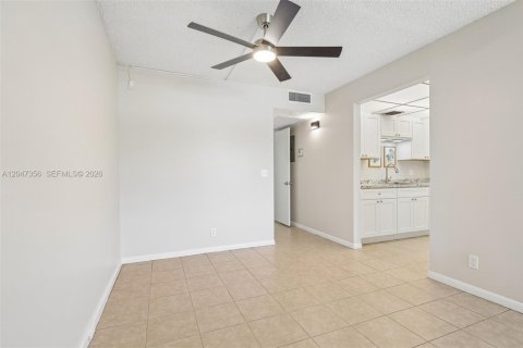 Condo in Pembroke Pines, Florida, 1 bedroom № 2186169 - photo 16