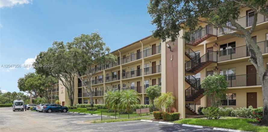 Condo in Pembroke Pines, Florida, 1 bedroom № 2186169