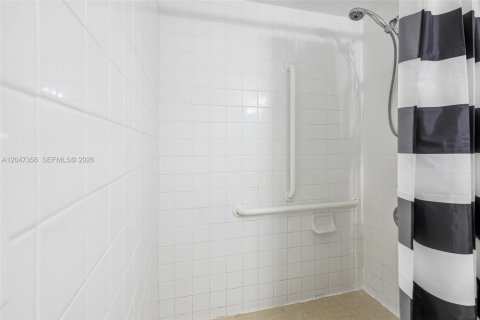 Condo in Pembroke Pines, Florida, 1 bedroom № 2186169 - photo 24