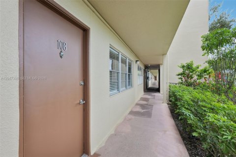 Condo in Pembroke Pines, Florida, 1 bedroom № 2186169 - photo 4
