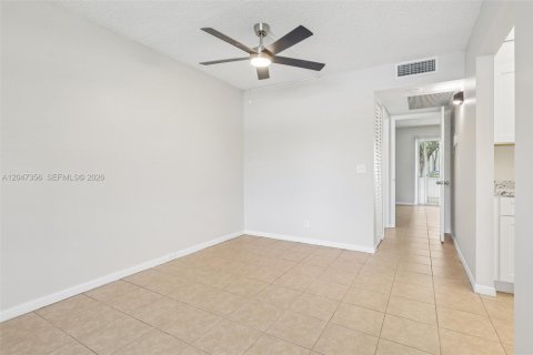 Condo in Pembroke Pines, Florida, 1 bedroom № 2186169 - photo 18