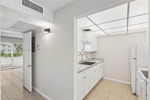 Condo in Pembroke Pines, Florida, 1 bedroom № 2186169 - photo 15