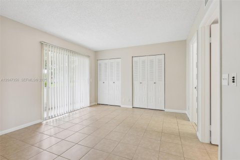 Condo in Pembroke Pines, Florida, 1 bedroom № 2186169 - photo 19