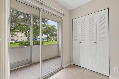 Condo in Pembroke Pines, Florida, 1 bedroom № 2186169 - photo 28