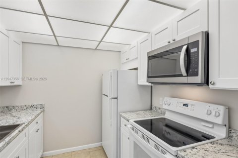 Condo in Pembroke Pines, Florida, 1 bedroom № 2186169 - photo 14