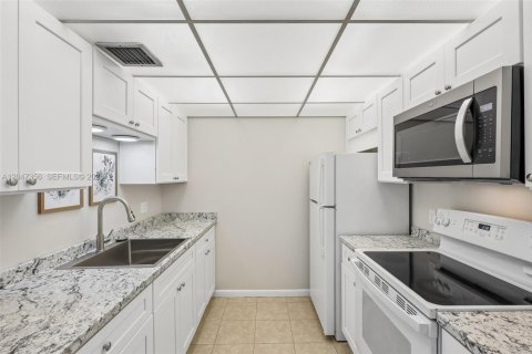 Condo in Pembroke Pines, Florida, 1 bedroom № 2186169 - photo 12