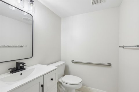 Condo in Pembroke Pines, Florida, 1 bedroom № 2186169 - photo 26