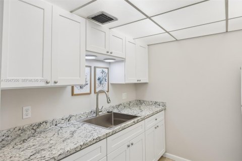 Condo in Pembroke Pines, Florida, 1 bedroom № 2186169 - photo 13
